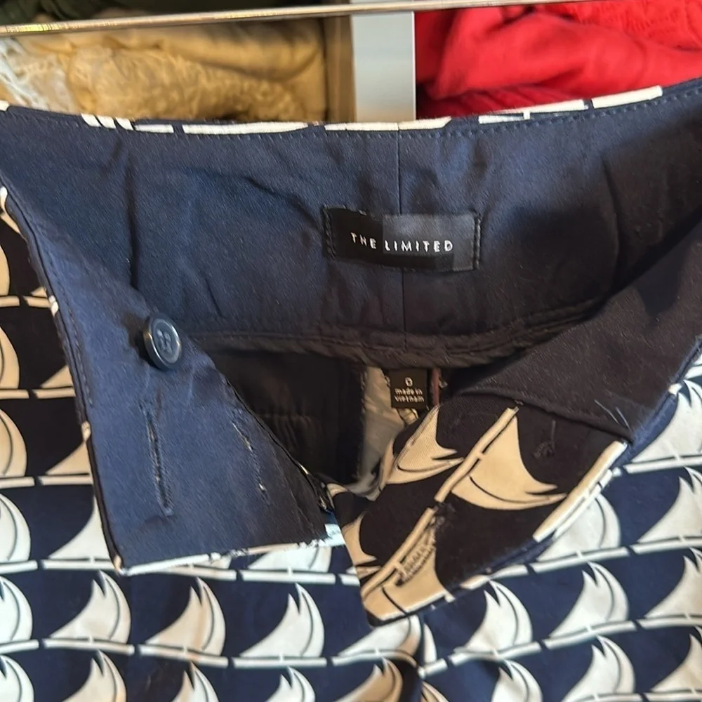 The Limited size 0 5” blue with white sailboats shorts​
